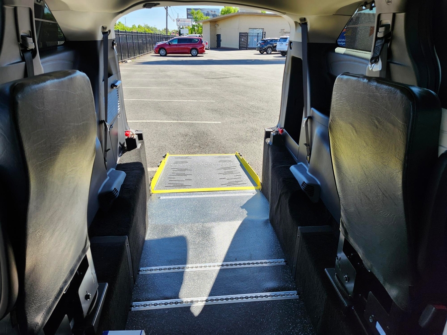 New 2026 Toyota Sienna Hybrid LE - Vantage Mobility Commercial Rear Entry Fold Out Manual Ramp