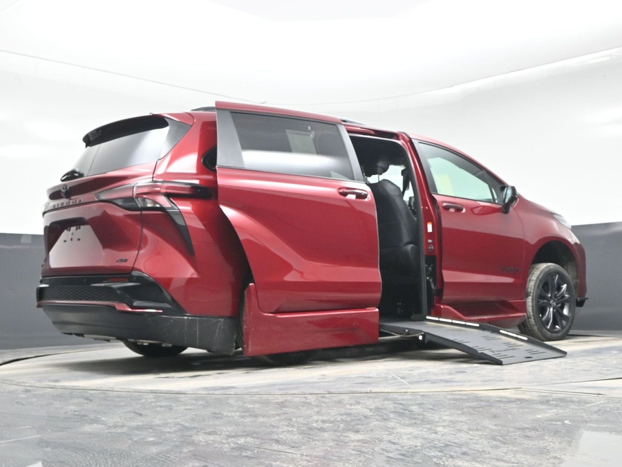 New 2025 Toyota Sienna Hybrid XSE Sport - BraunAbility Side Entry Entry Fold Out Automatic Ramp