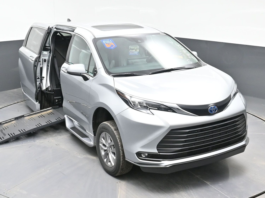 New 2025 Toyota Sienna Hybrid XLE Base - BraunAbility Side Entry Entry Fold Out Automatic Ramp