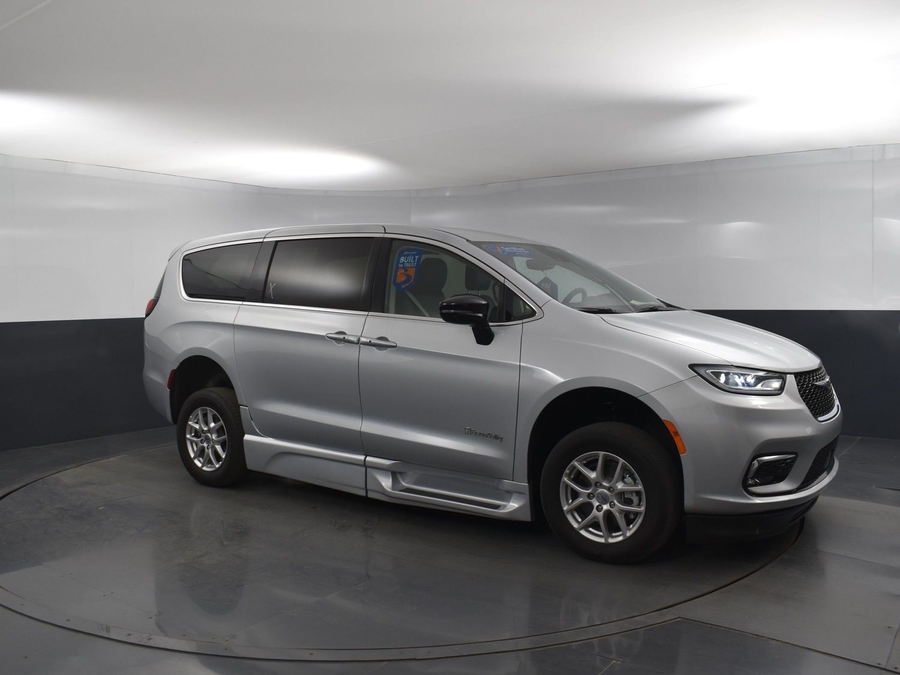Used 2024 Chrysler Pacifica Touring L - BraunAbility Side Entry Entry Fold Out Automatic Ramp