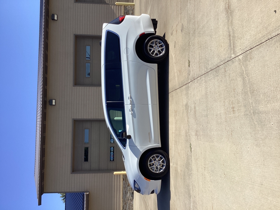 White Chrysler Voyager image number 5