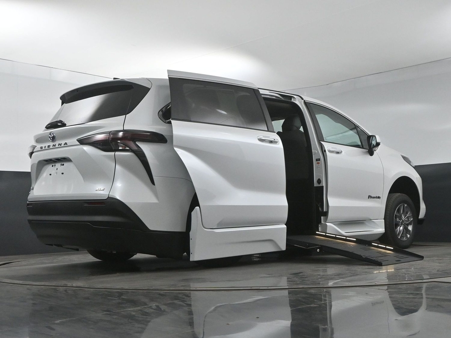 New 2025 Toyota Sienna Hybrid XLE Base - BraunAbility Side Entry Entry Fold Out Automatic Ramp
