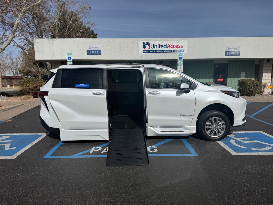 Used 2022 Toyota Sienna Hybrid XLE Plus - BraunAbility Side Entry Entry Fold Out Automatic Ramp