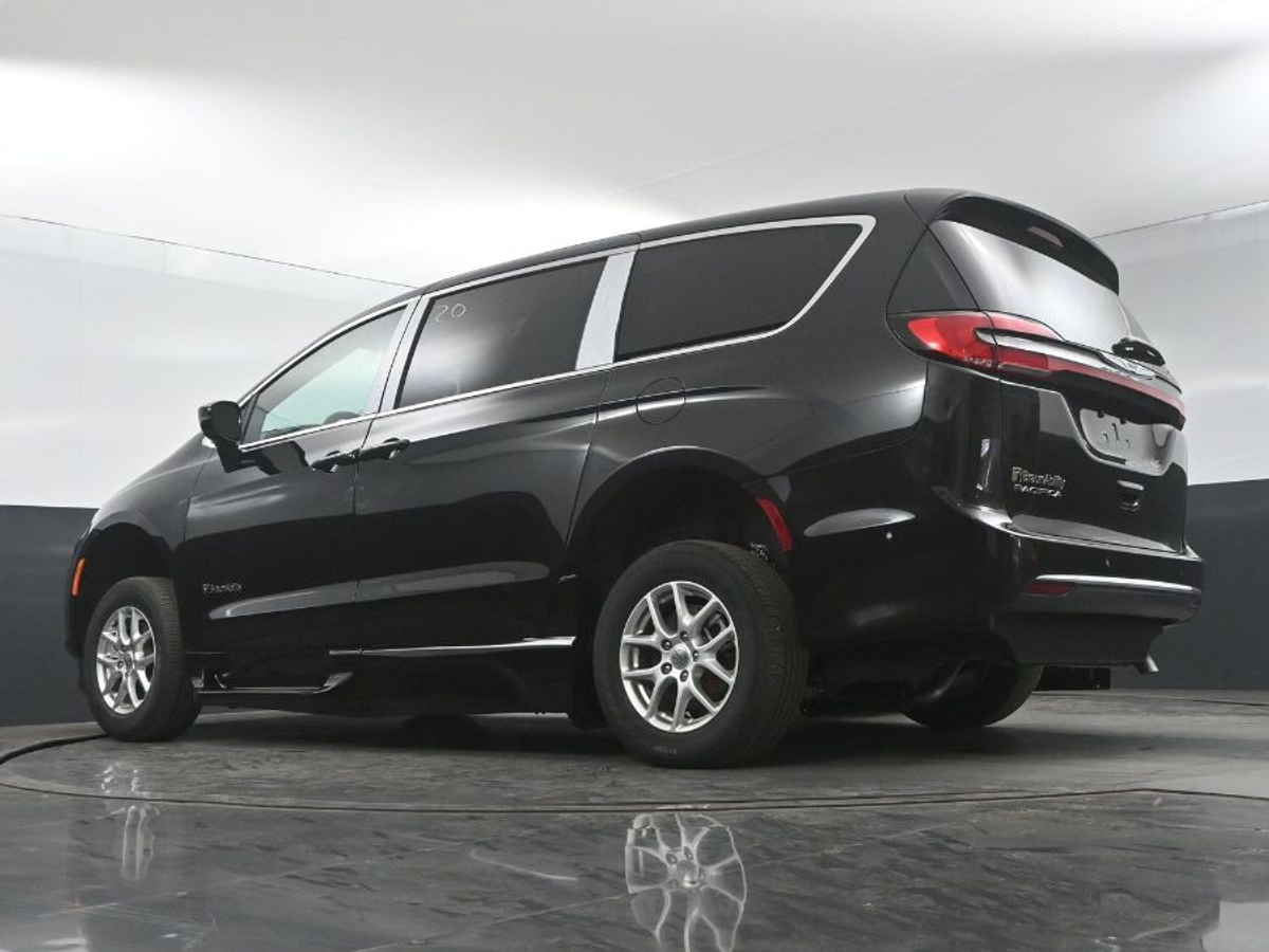 Black Chrysler Pacifica image number 20