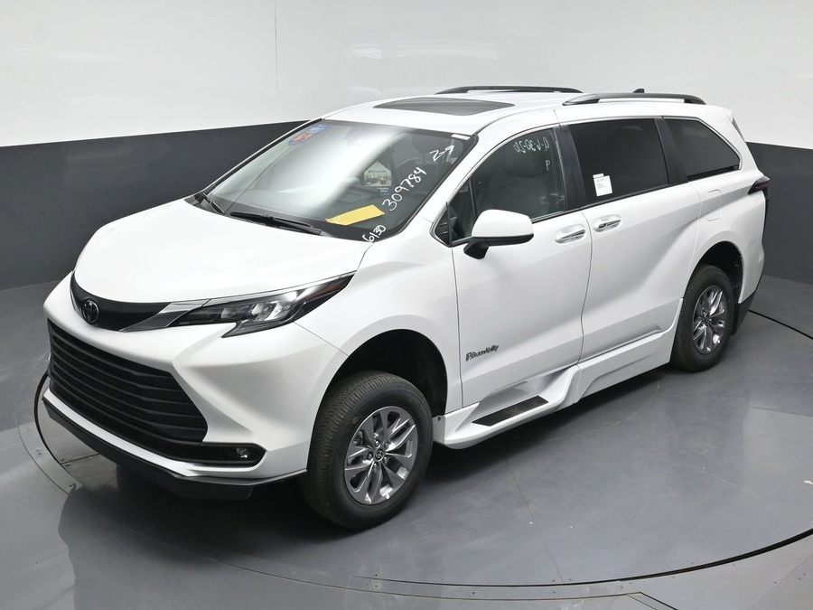 White Toyota Sienna image number 22