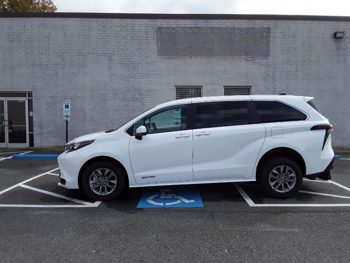 2025 TOYOTA SIENNA - Image 1