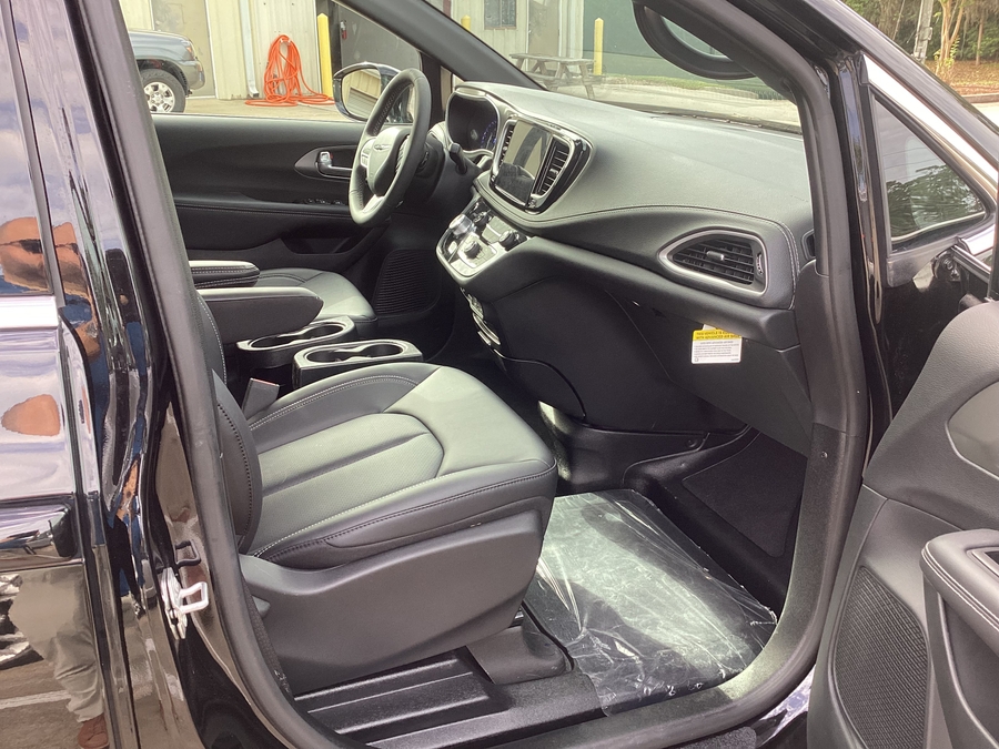 Black Chrysler Pacifica image number 5