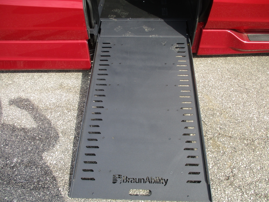 Red Honda Odyssey image number 9