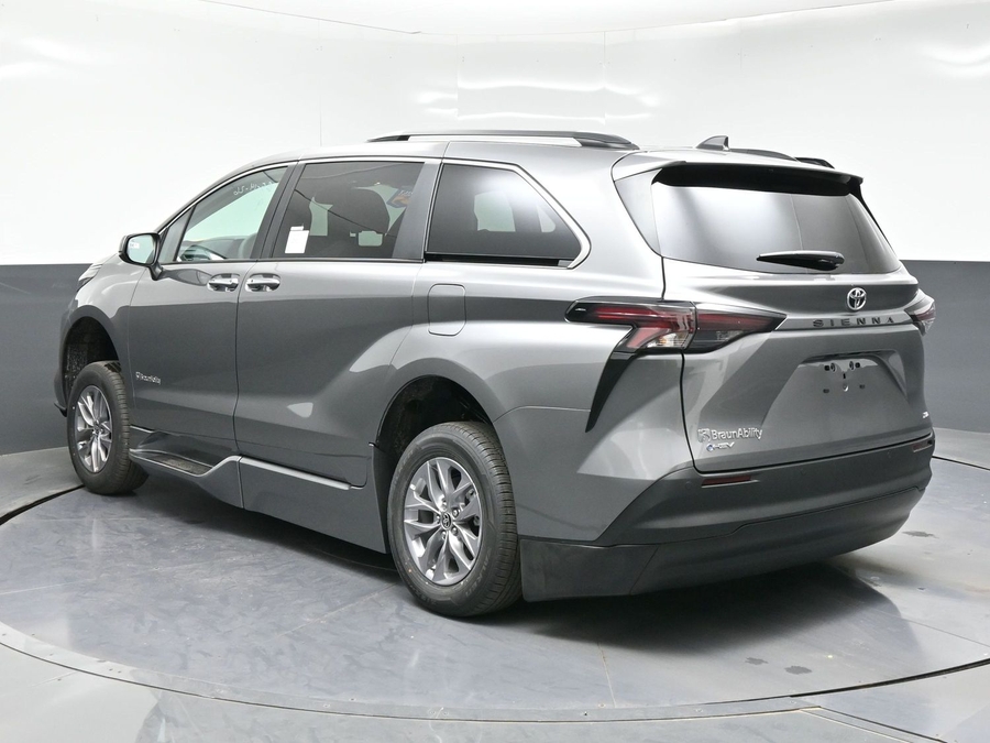 Grey Toyota Sienna image number 8