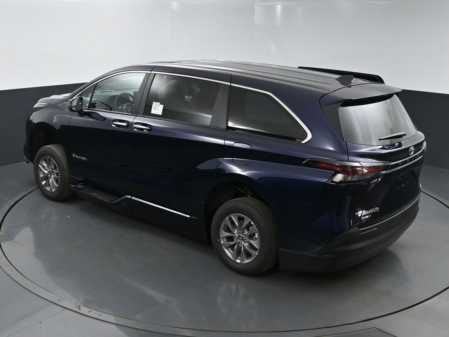 New 2025 Toyota Sienna Hybrid XLE Base - BraunAbility Side Entry Entry Fold Out Automatic Ramp
