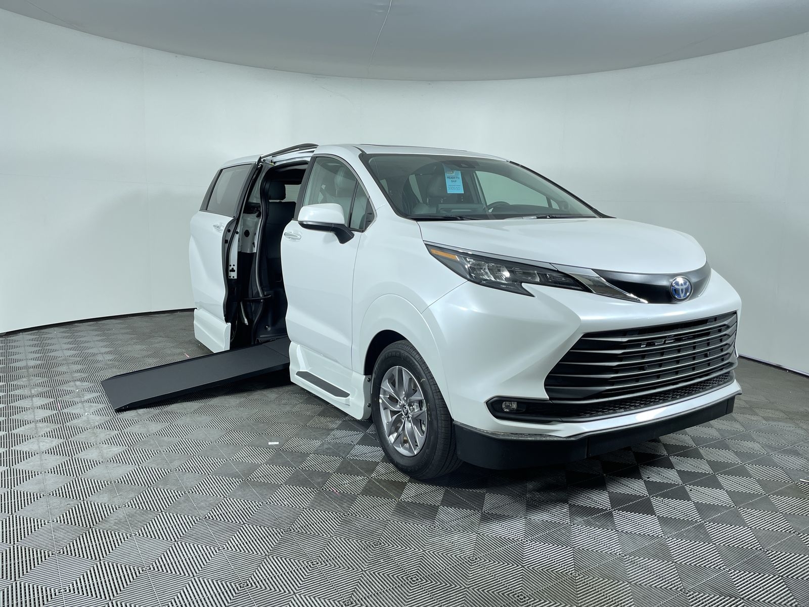 2025 Toyota Sienna AWD XLE P