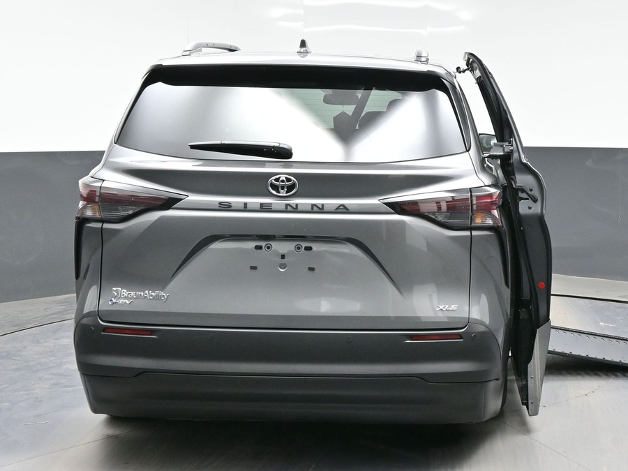 Grey Toyota Sienna image number 5