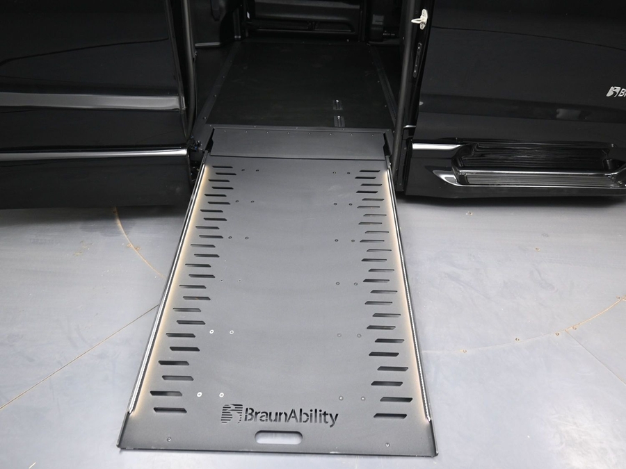 Black Chrysler Pacifica image number 4