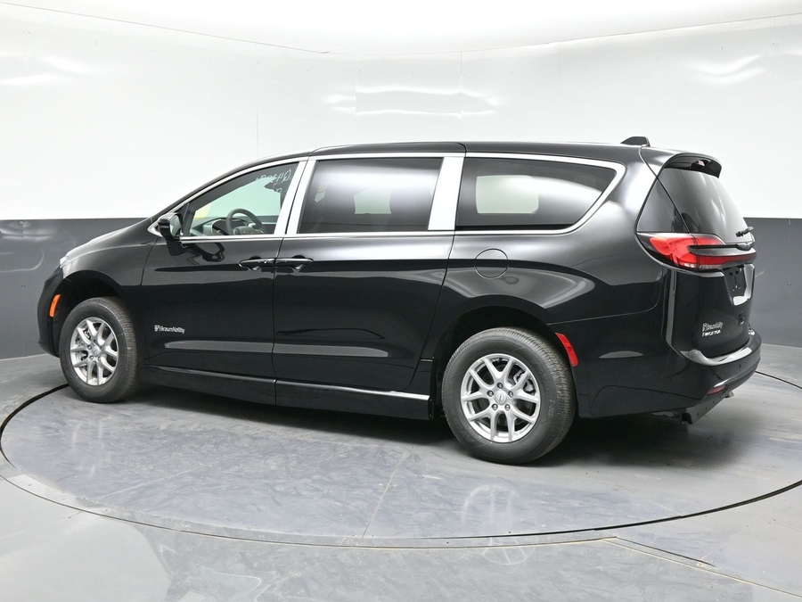 Black Chrysler Pacifica image number 1