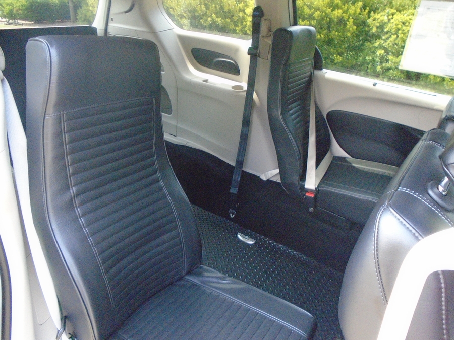 White Chrysler Pacifica image number 11