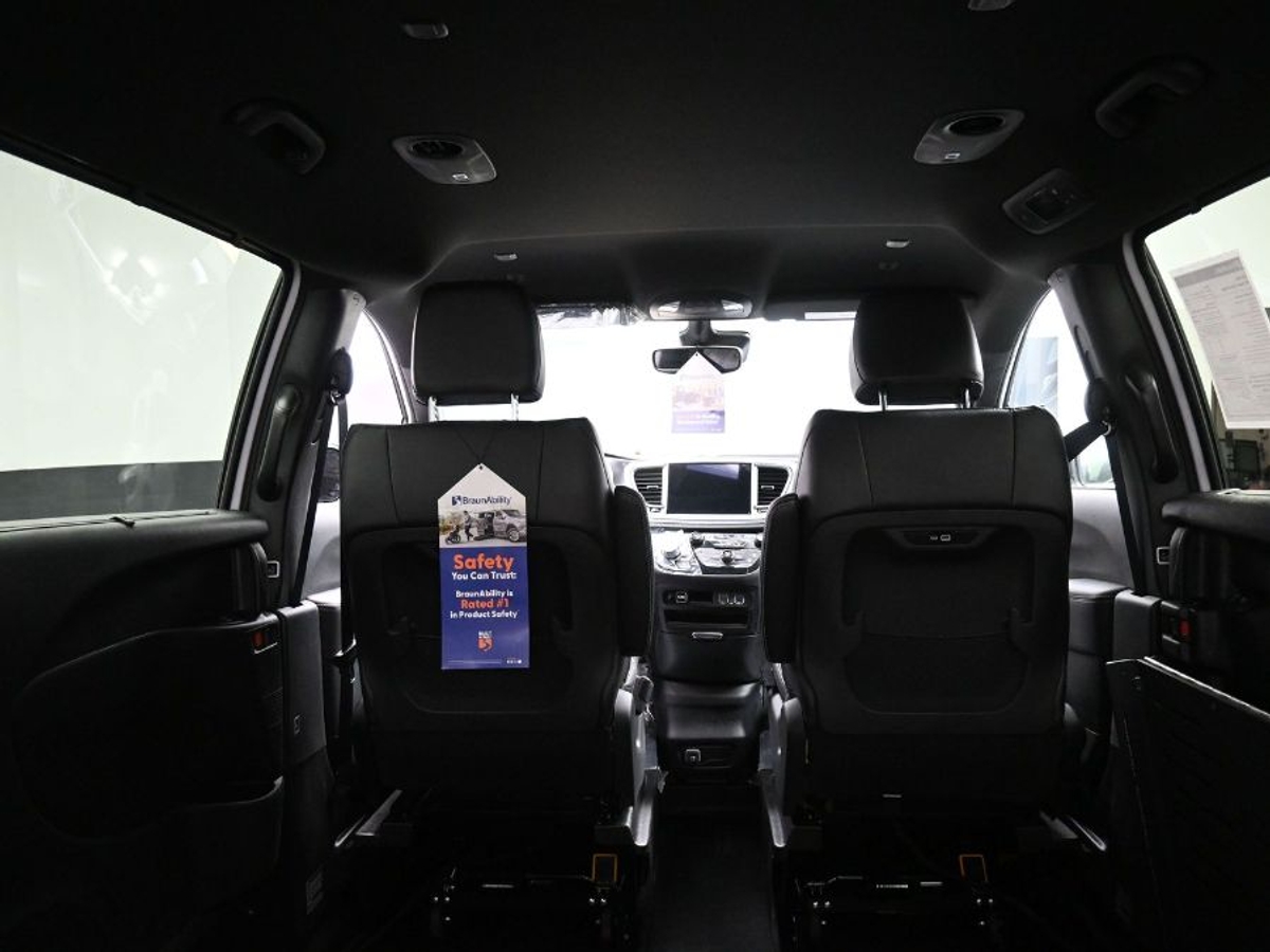 White Chrysler Pacifica image number 14