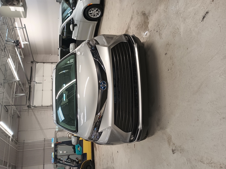 Silver Toyota Sienna image number 8