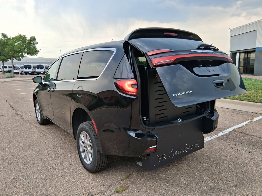 Black Chrysler Pacifica image number 15