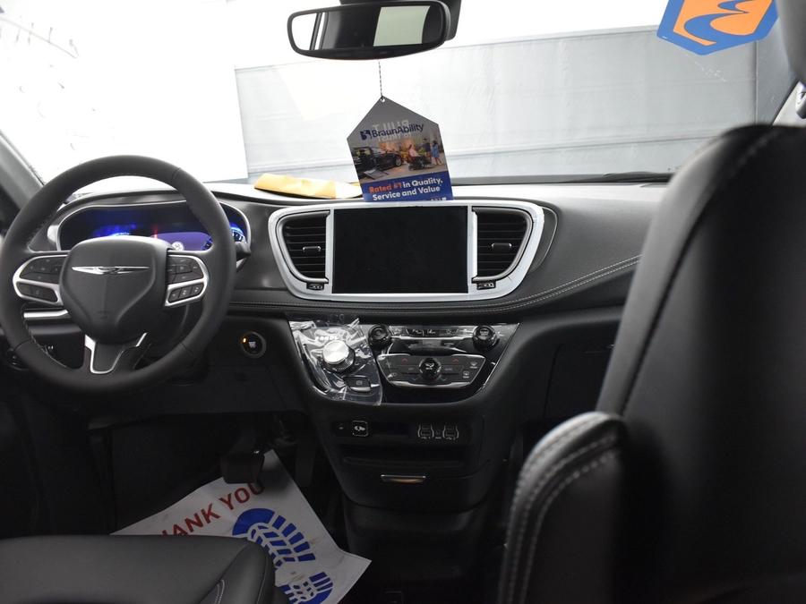 New 2025 Chrysler Pacifica Select Safety - BraunAbility Side Entry Entry Fold Out Automatic Ramp