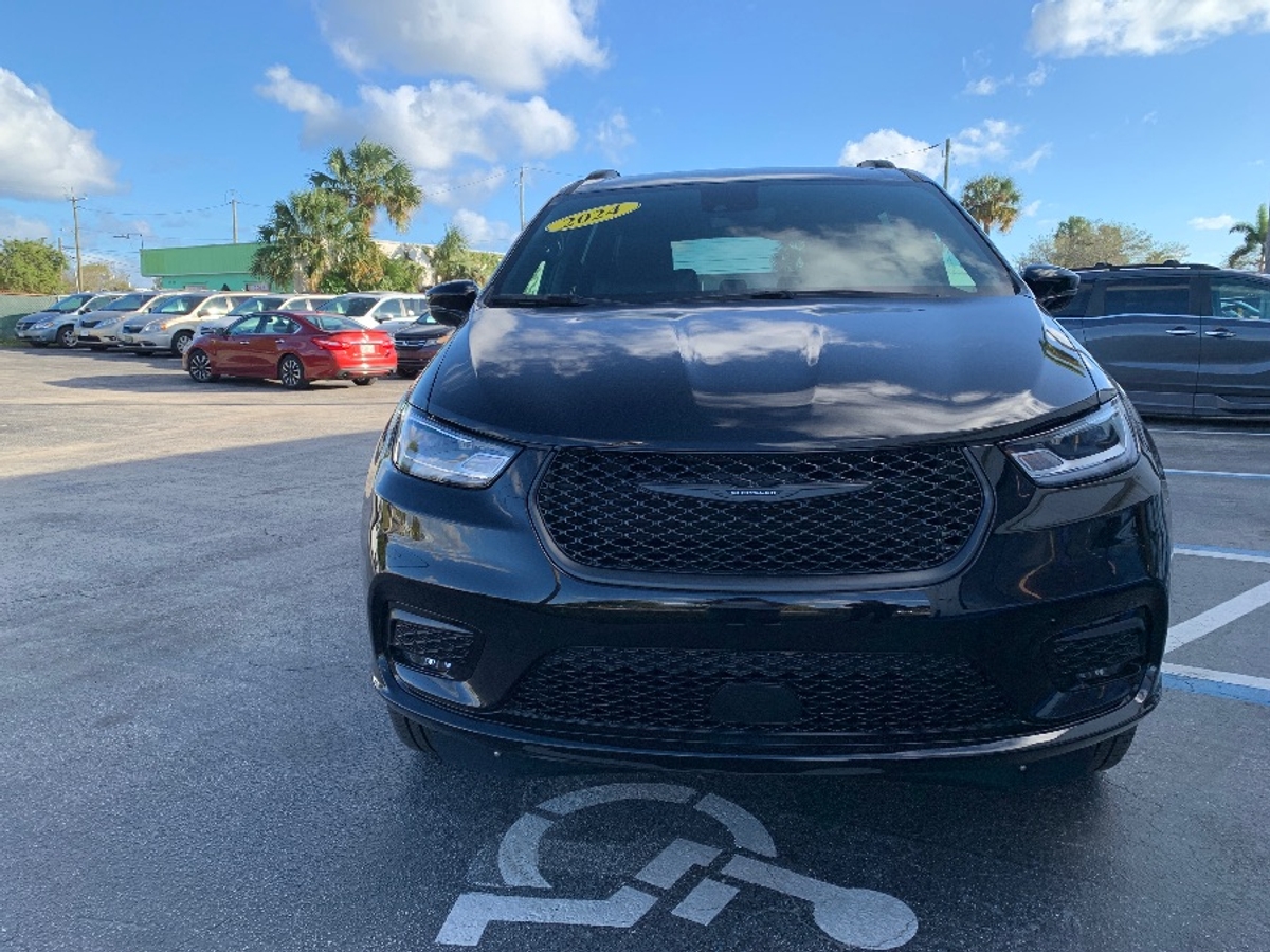 Black Chrysler Pacifica image number 2