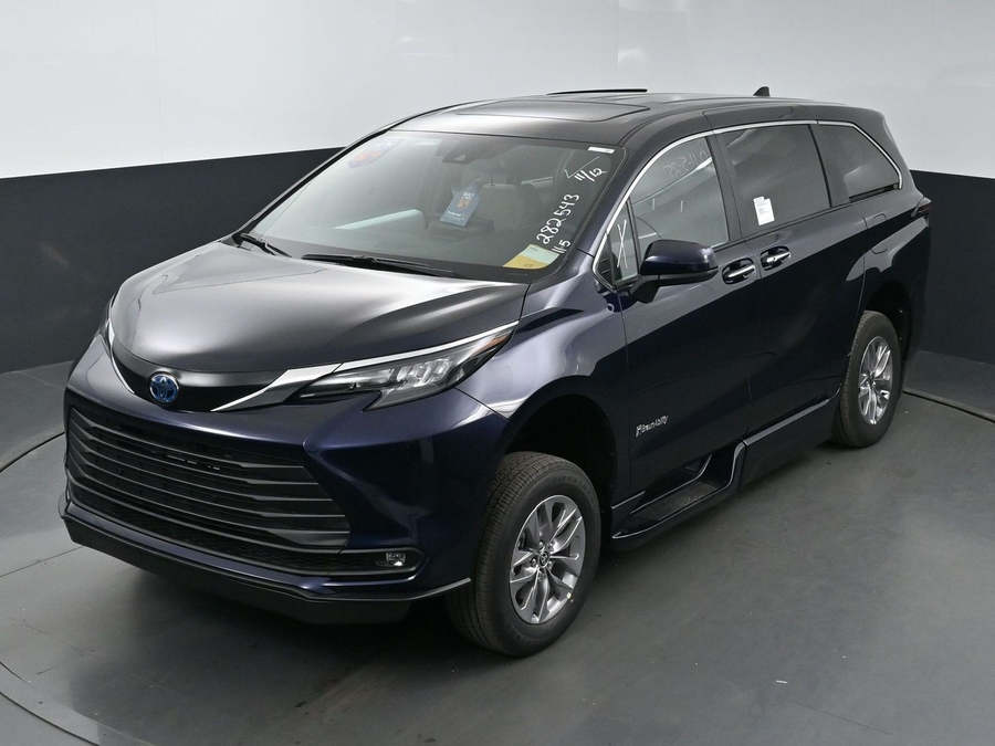 New 2025 Toyota Sienna Hybrid XLE Base - BraunAbility Side Entry Entry Fold Out Automatic Ramp