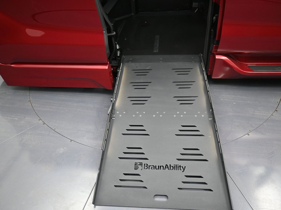 New 2025 Toyota Sienna Hybrid XLE Base - BraunAbility Side Entry Entry Fold Out Automatic Ramp