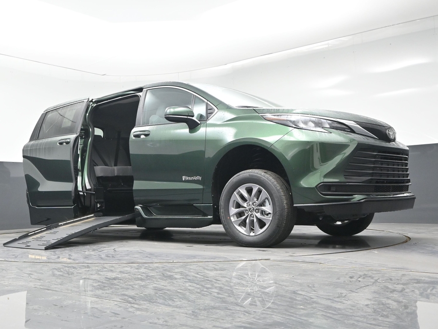 New 2026 Toyota Sienna Hybrid LE - BraunAbility Side Entry Fold Out Automatic Ramp