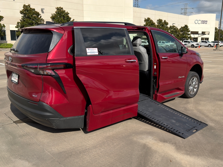 Used 2026 Toyota Sienna Hybrid XLE - BraunAbility Side Entry In Floor Automatic Ramp