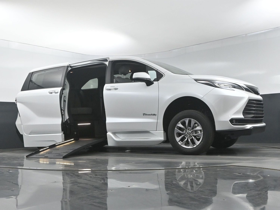 New 2025 Toyota Sienna Hybrid XLE Base - BraunAbility Side Entry Entry Fold Out Automatic Ramp