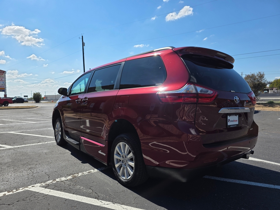 Used 2017 Toyota Sienna XLE - VMI Side Entry Entry In Floor Automatic Ramp