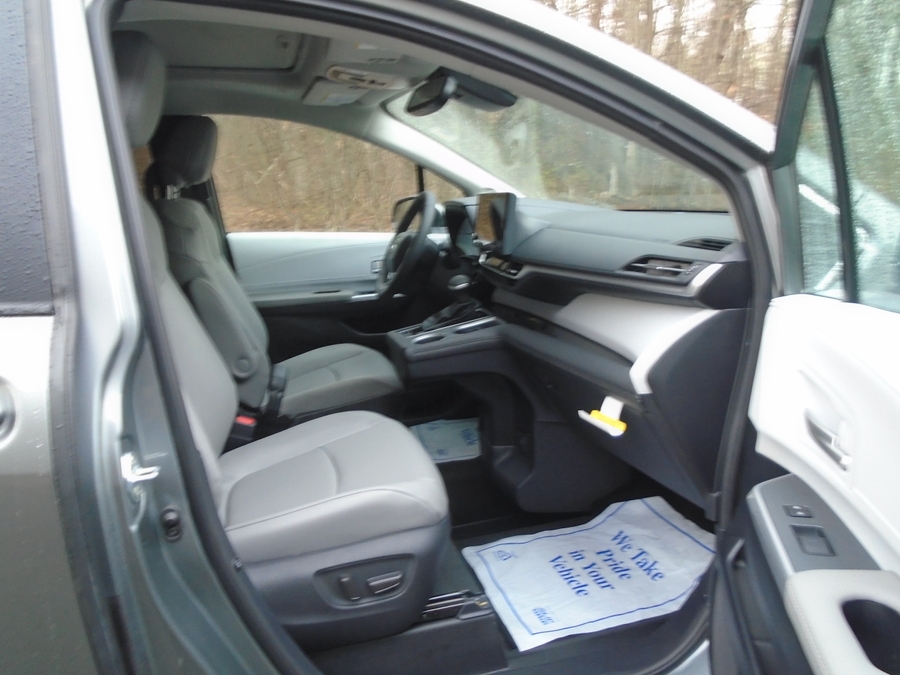 Grey Toyota Sienna image number 2