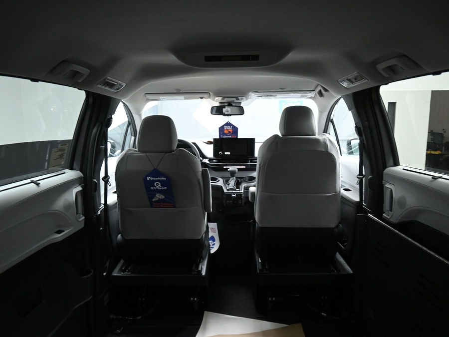New 2026 Toyota Sienna Hybrid LE - BraunAbility Side Entry Fold Out Automatic Ramp