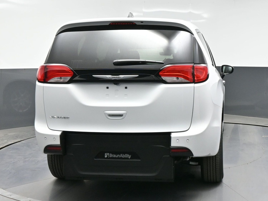 White Chrysler Voyager image number 5