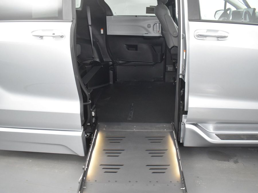 New 2025 Toyota Sienna Hybrid XLE Base - BraunAbility Side Entry Entry Fold Out Automatic Ramp