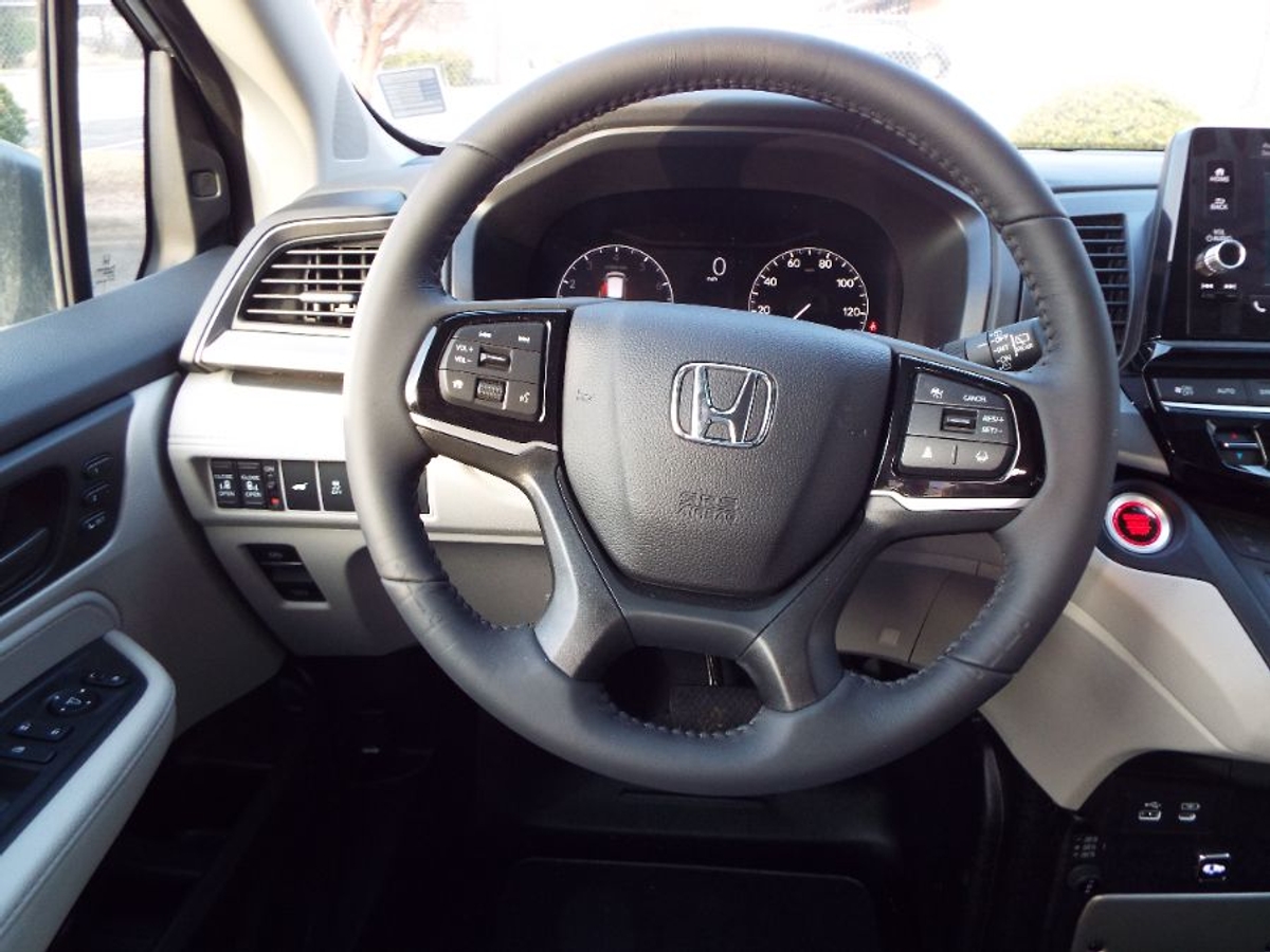 Silver Honda Odyssey image number 21