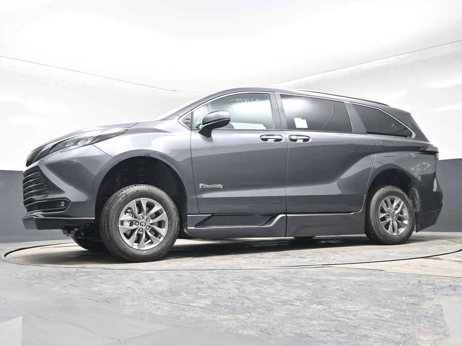 New 2025 Toyota Sienna Hybrid XLE Plus - BraunAbility Side Entry Entry Fold Out Automatic Ramp