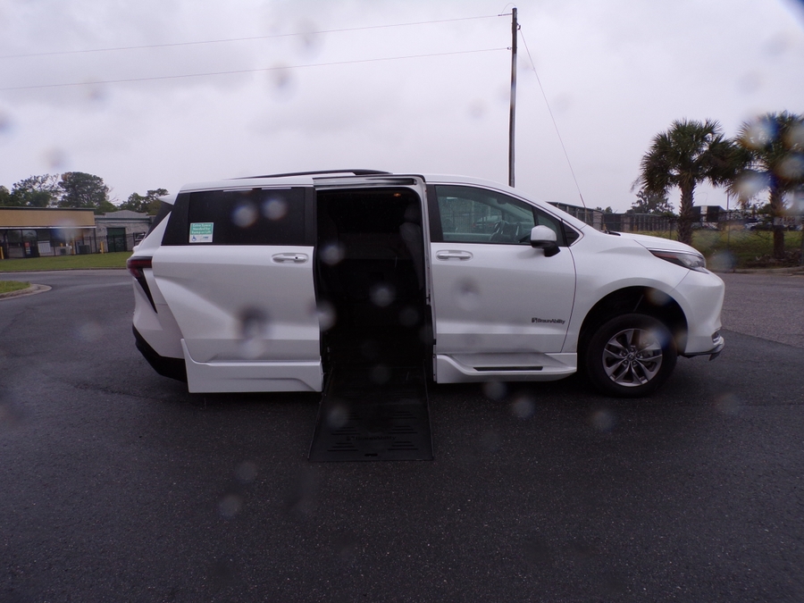 White Toyota Sienna image number 2