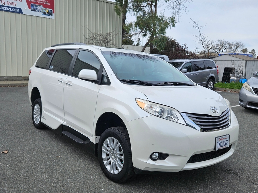 Used 2015 TOYOTA SIENNA XLE - VMI Side Entry Entry In Floor Automatic Ramp