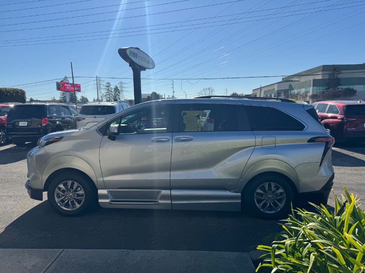 Silver Toyota Sienna image number 3
