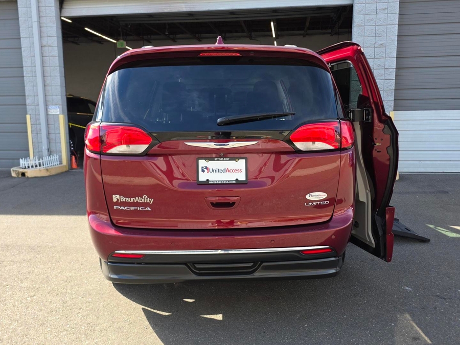 Used 2018 Chrysler Pacifica Limited - BraunAbility Side Entry Fold Out Automatic Ramp