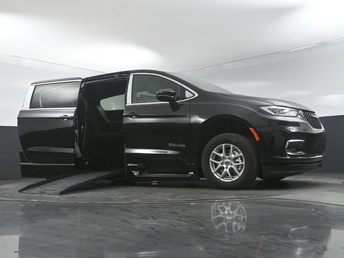 Black Chrysler Pacifica image number 17
