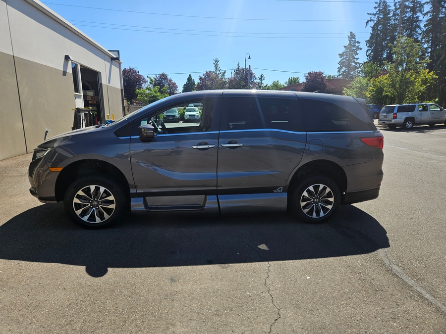 Grey Honda Odyssey image number 6