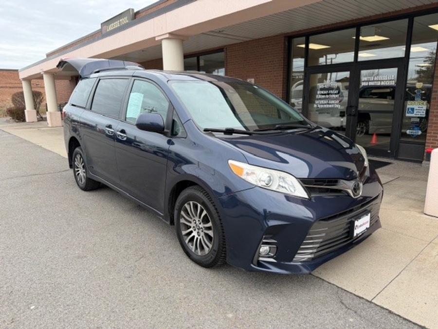 2019 Toyota Sienna XLE's photo