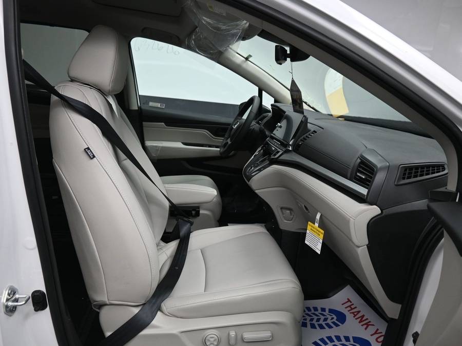 White Honda Odyssey image number 8