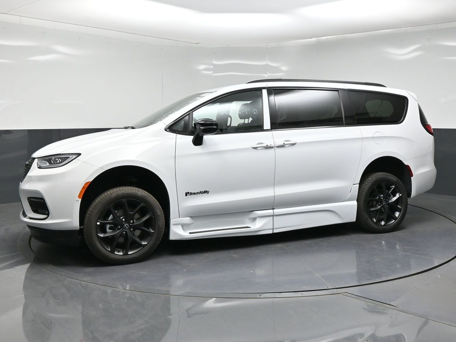 New 2026 Chrysler Pacifica Select Sport - BraunAbility Side Entry Fold Out Automatic Ramp