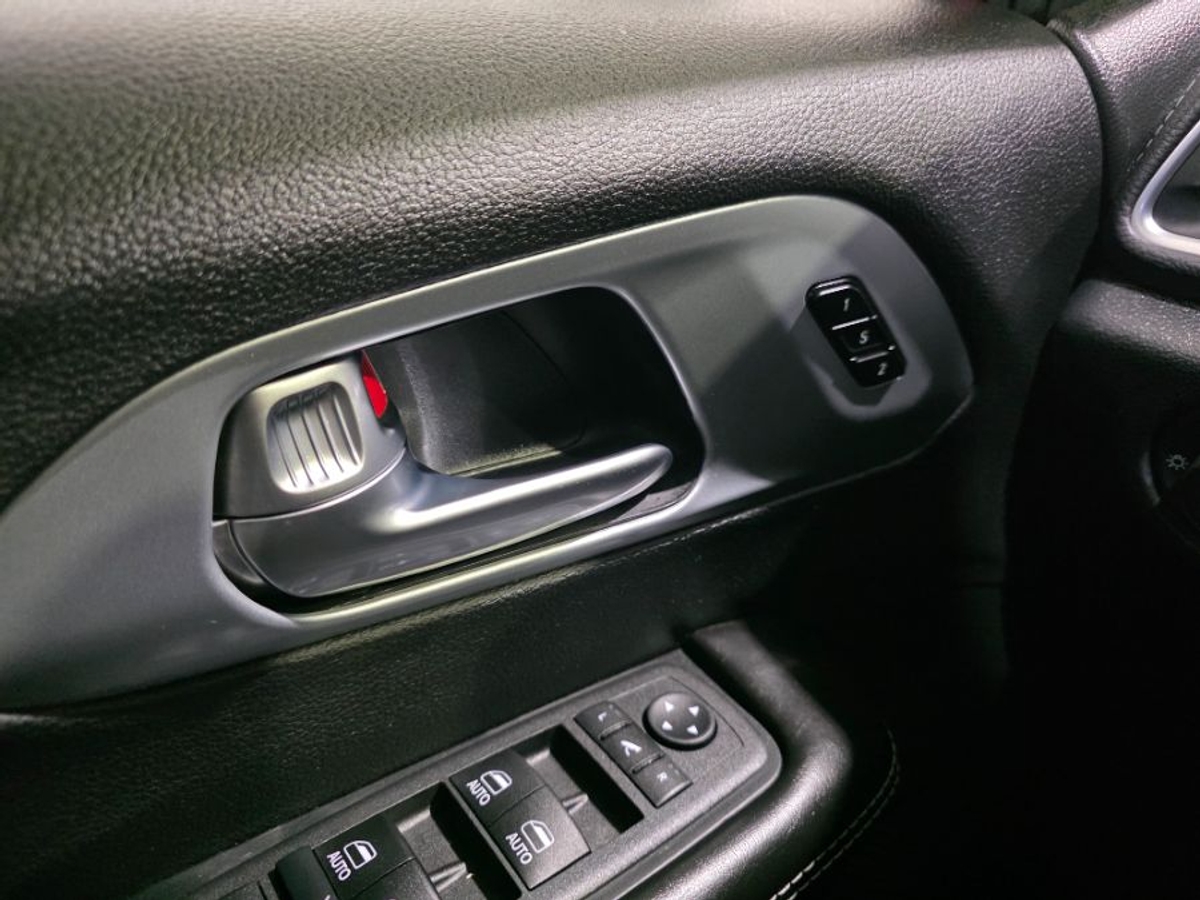 Red Chrysler Pacifica image number 15