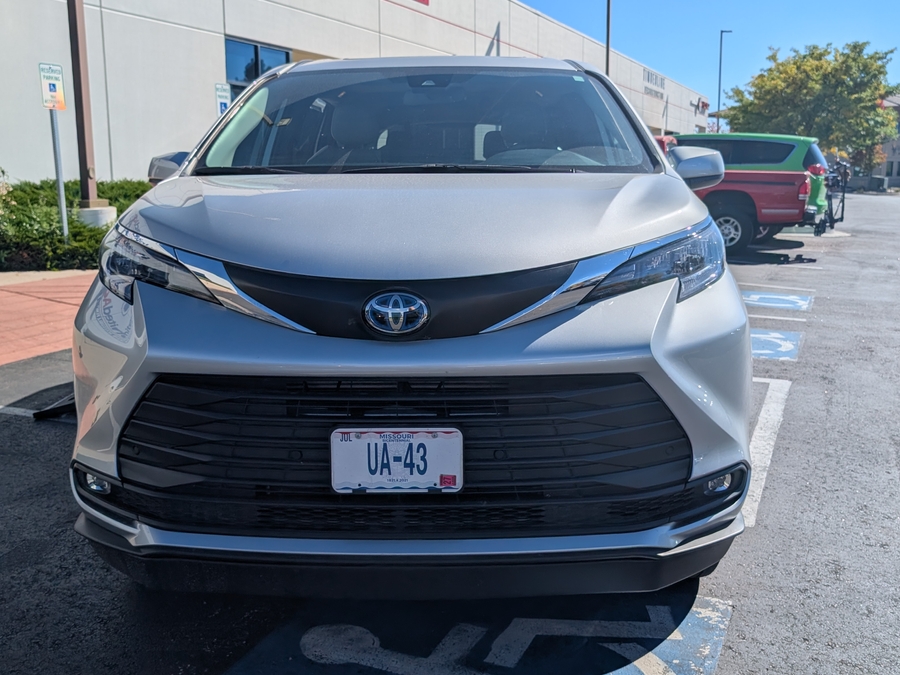 Used 2025 Toyota Sienna Hybrid XLE Base - BraunAbility Side Entry Fold Out Automatic Ramp