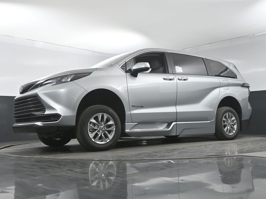 New 2025 Toyota Sienna Hybrid LE - BraunAbility Side Entry Entry Fold Out Automatic Ramp