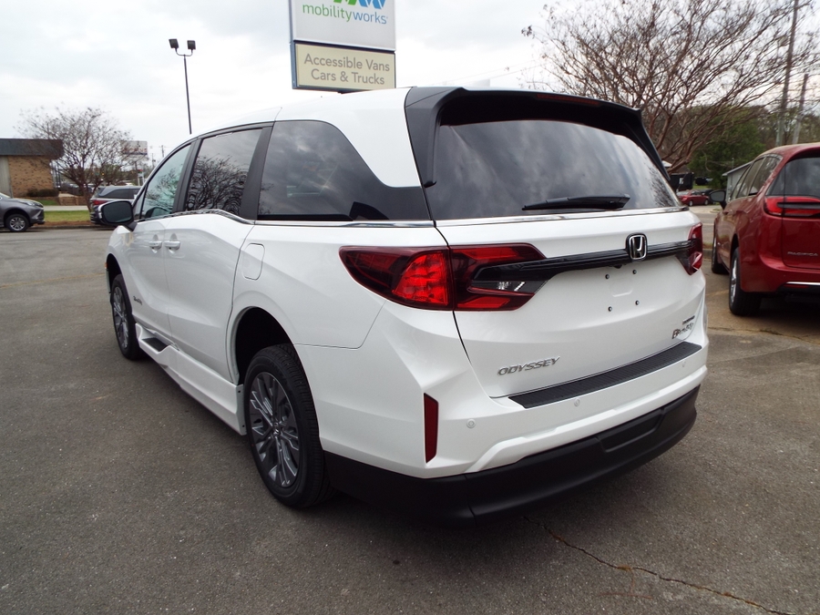 White Honda Odyssey image number 6