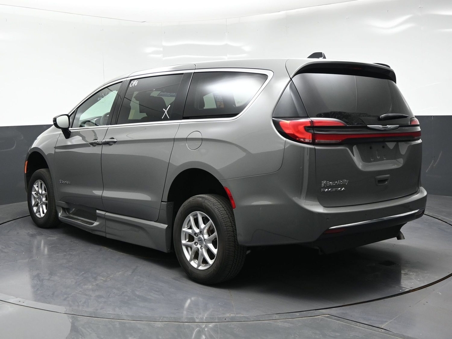 Used 2025 Chrysler Pacifica Select - BraunAbility Side Entry In Floor Automatic Ramp